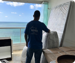 funcionários fardados